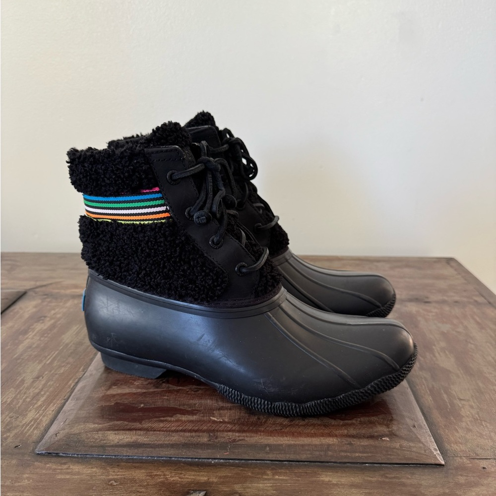 Sperry Saltwater Rainbow Sherpa Black Rubber Duck Boots women’s size 8
